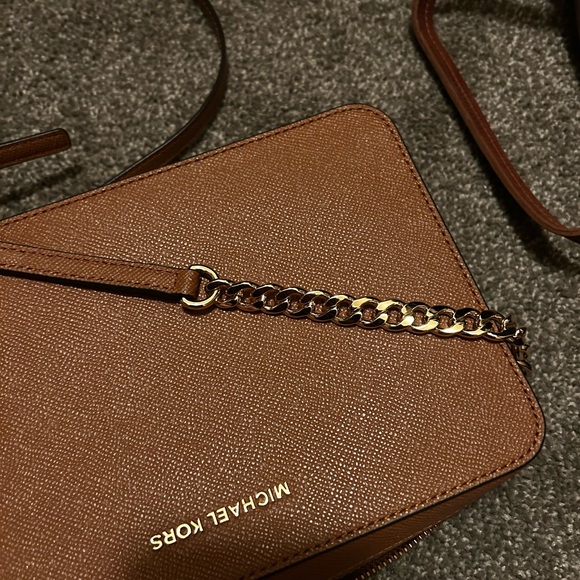 Jet Set Large Saffiano Leather Crossbody Bag - Picture 6 of 11